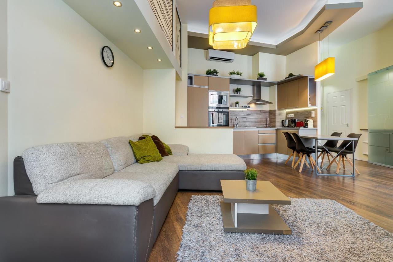 Spacious & Stylish Apartment In Downtown Budapesta Exterior foto